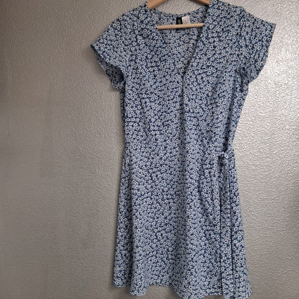 H&M Divided Blue & White Floral Wrap Dress Size 10 - Picture 7 of 12